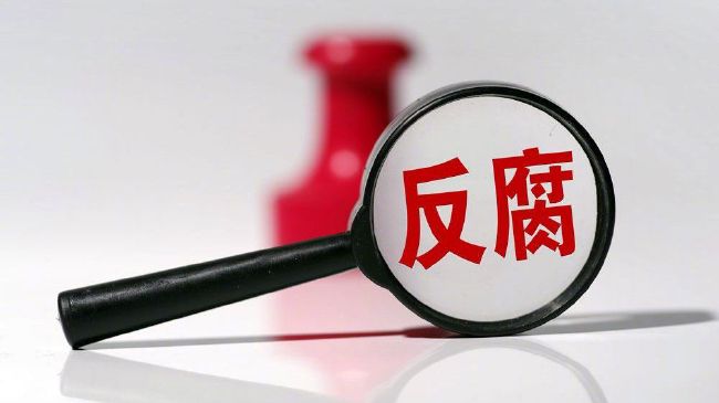 当阿良在美宝掌心写下仁字，而美宝回以美字以后，都抵不外阿仁终究选择走向王侯将相年夜蜜斯倾慕的怀抱。